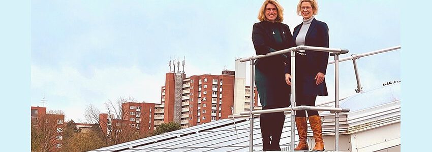 Photovoltaik in Kaltenmoor. OB Kalisch und Maja Lucht, Gebäudewirtschaft.