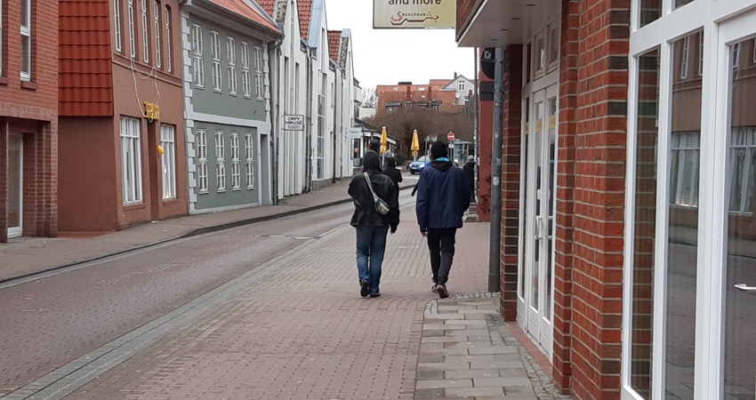 Radweg und Fußweg in der Salzstraße Richtung Grapengießerstraße. Wer hier zu Fuß unterwegs ist, muss den Radweg benutzen, da der Gehweg zu schmal ist. Foto: Lüne-Blog.