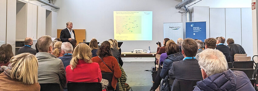 Foto: Landkreis Lüchow-Dannenberg. Vortrag von Prof. Dr.-Ing. Christian Diller (Universität Gießen) bei der Abschlussveranstaltung des bundesweiten Förderprogramms „Aktive Regionalentwicklung“ vom 11. bis 13. März 2024,