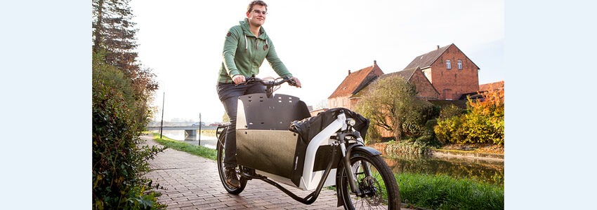 Johann Fröhlich – hier auf einem Lastenrad – zieht eine positive Bilanz seines Freiwilligen Ökologischen Jahrs. Ab September 2024 ist in der Stabstelle Klimaschutz und Mobilität der Kreisverwaltung erneut ein FÖJ-Platz zu vergeben. Foto: Landkreis Lüchow-Dannenberg