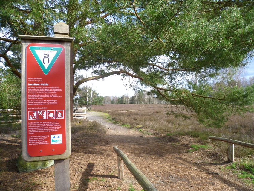 Foto: Landkreis Lüchow-Dannenberg. Hinweisschild in der Nemitzer Heide. Hunde bitte anleinen!