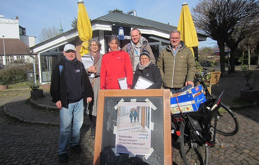 Die Mitglieder der Lüneburg zu Fuß haben sich aus verschiedenen Vereinen und Verbänden zusammengeschlossen. Von links: Erwin Habisch (FUSS e.V. und ADFC), Sprecherin Britta Stegmann, Sabine Borchers (ADFC), Jonas Korn (VCD), Bärbel Braunholz (Parents for Future) und Reiner Netwall (ALA). Aktion AG Lüneburg zu Fuß, 2. März 2024. Foto: AG Lüneburg zu Fuß.