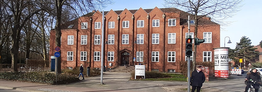 Foto: Lüne-Blog. Das Bürgeramt in der Bardowicker Straße 23 in Lüneburg, erbaut als Fernmeldeamt 1927/28 gilt als bemerkenswertes Beispiel expressionistischer Architektur.