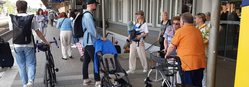 Normaler Betrieb am Bahnhof: Menschen mit Fahrrad, Kinderwagen, Rollator und schwerem Koffer sind regelmäßig unterwegs. Ein fehlender Aufzug ist bei weitem nicht nur Behinderte ein Problem.