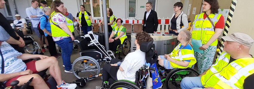 Ortstermin am Bahnhof Lüneburg am 3. Mai 2024: Information des Behindertenbeirats zum fehlenden Fahrstuhl. Foto: Lüne-Blog.