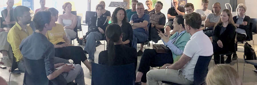 Foto: Klimaentscheid Lüneburg. Im Zentrum Karla Bauszus, die Sprecherin des Klimaentscheids. Rechts neben ihr im Kreis: Corinna Dartenne (Grünes Stadtratsmitglied), Jonas Gerdes (Geschäftsleitung CLAGE), Pia Wiebe (Bereichsleiterin Klimaschutz und Nachhaltigkeit, Hansestadt), Jarne Brandt (Jusos), Philipp Nuske (GermanZero), Kristin Jordan (Sprecherin des Klimaentscheids und Moderatorin).