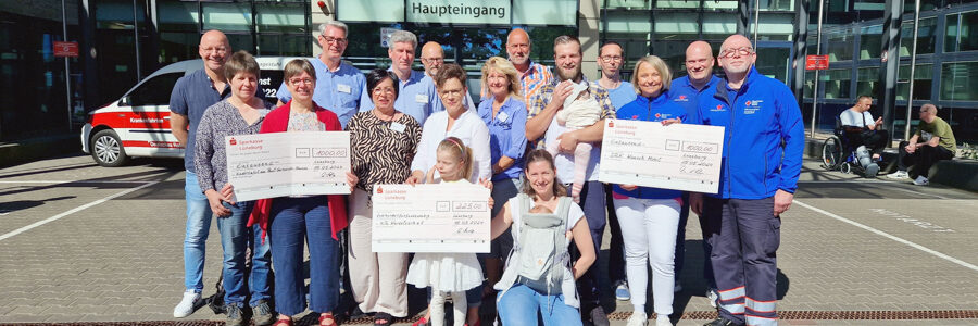 Foto: Klinikum (gae). Freuen sich über die Spenden der Klinikums-Mitarbeiter: Vertreter des DRK-WunschMobils, der Kita Wurzelwerk in Melbeck und der Lüneburger Kindertafel.