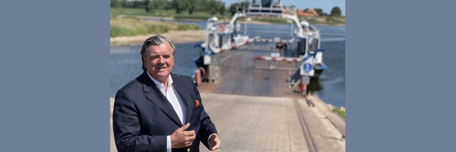 Uwe Dorendorf (CDU) vor der Fährstelle in Darchau. Foto: Büro Uwe Dorendorf.