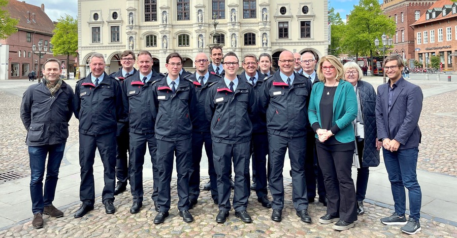 Foto: Hansestadt Lüneburg. Seit Jahresbeginn hat Lüneburg eine Hauptberufliche Wachbereitschaft. Wachabteilungsleiter ist Thorsten Diesterhöft (2. von links), der städtische Leiter ist Ordnungsamtschef Dennis Lauterschlag (rechts).