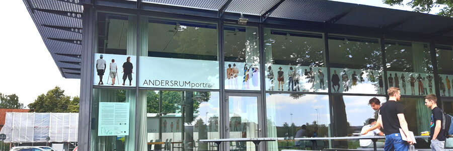 Blick auf die Mensa der Leuphana Universität mit Fotos der Ausstellung. Foto: Lüne-Blog.