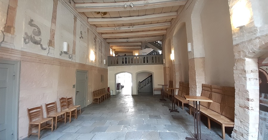 Der Besuch der Ausstellung lohnt allein schon, um das Hausinnere zu besichtigen. Hier die Eingangshalle.