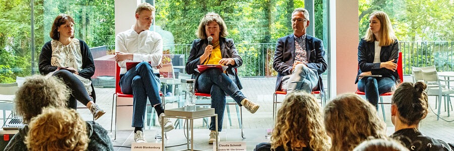 Foto: Malte Hübner. Das Podium bei der Veranstaltung. Von links: Marianne Esders (Linke), Jakob Blankenburg (SPD), Claudia Schmidt (Grüne), Frank Jäger (FDP) und Anna Bauseneick (CDU).