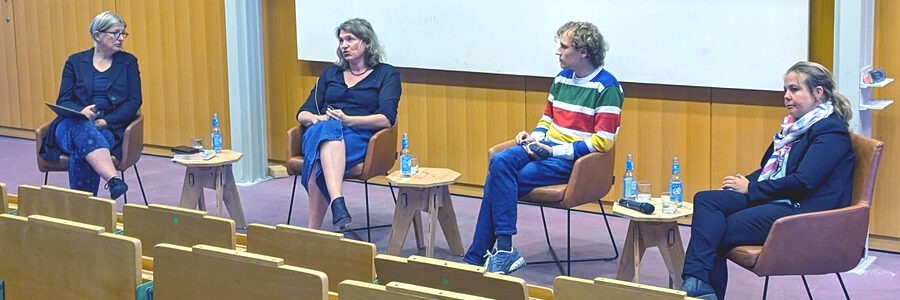Foto: Klimaentscheid Lüneburg. Podiumsdiskussion "Aufstehen für Klimagerechtigkeit" am 13. Juni 2024 in Lüneburg. Von links: Dr. Steffi Hobuß, Dr. Roda Verheyen, Jakob Basler, Prof. Jelena Bäumler.