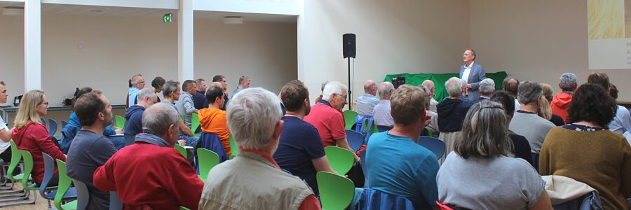 Foto: Landkreis Lüneburg. Begrüßung der Gäste durch Adendorfs Bürgermeister Thomas Maack.