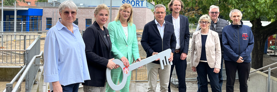 Grund zur Freude an den Grundschulen Hasenburger Berg: Mit einer kleiner Feierstunde wurde die neue Sporthalle eingeweiht. Foto: Hansestadt Lüneburg.