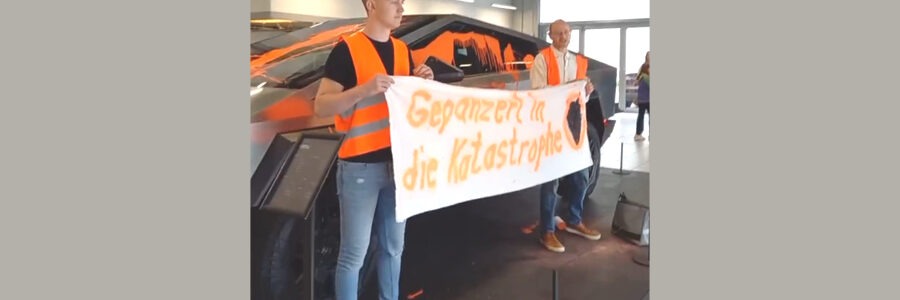 Foto: Letzte Generation. Aktion am Samstag Vormittag, 13.07.2024, im Tesla Center Hamburg.