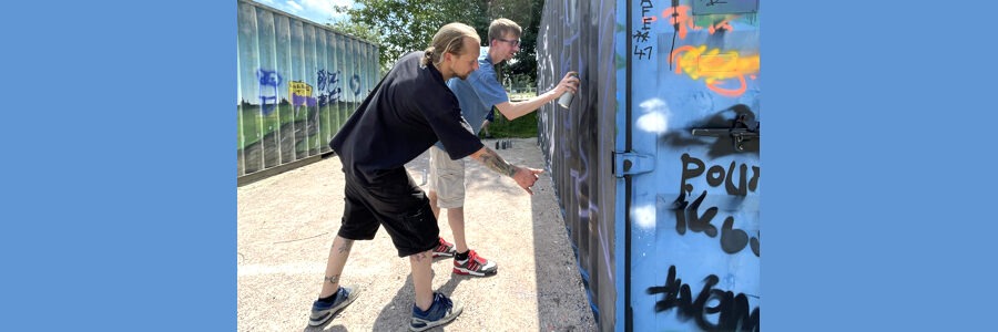 Foto: Hansestadt Lüneburg. Claas Hoffmann (links) leitet bei seinem Workshop einen Künstler an.