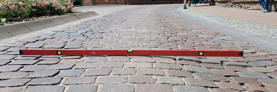 Foto: Hansestadt Lüneburg. Spurrillen vor der St. Johannis Kirche.