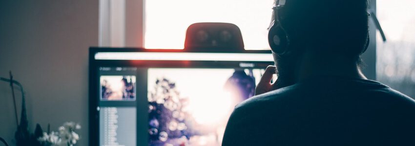 Mann vor Computerbildschirm. Foto: Pexels, Pixabay.