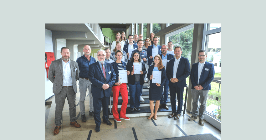 AbsolventInnen des Kurses Kommunales Mobilitätsmanagement mit Verkehrsminister Olaf Lies (erste Reihe, zweiter von rechts) überreicht die Urkunden. Foto: Schulze, LNVG.