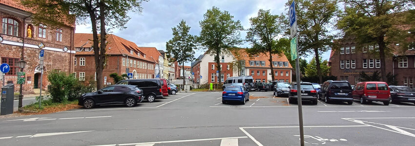 Parken am Marienplatz. Viel Platz für gut 20 Autos. Foto: Christine Böhm.