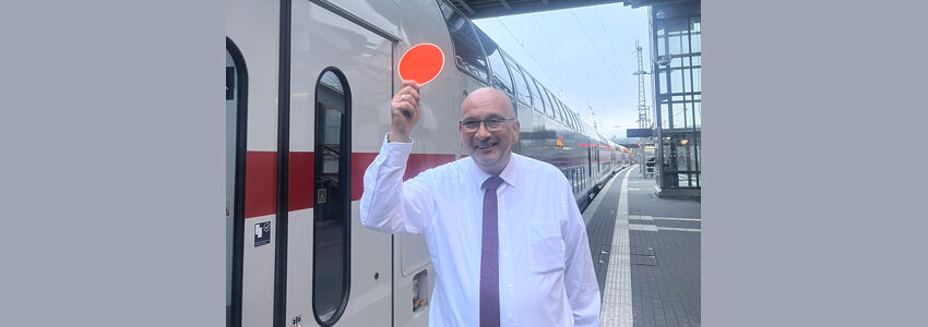 Foto: Detlev Schulz-Hendel. Detlev Schulz-Hendel als Zugbegleiter.