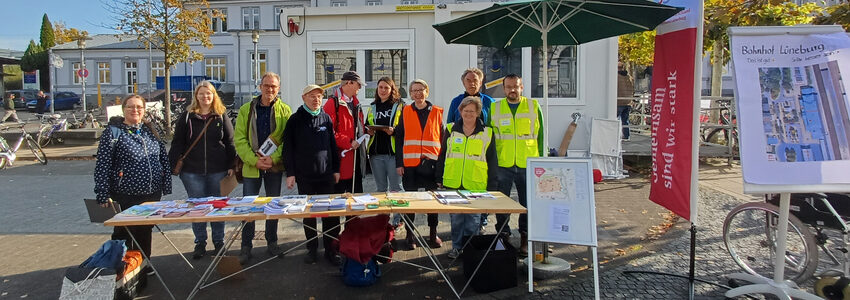 Foto: Christine Böhm. AG Lüneburg zu Fuß: Aktion "Bahnhof für alle!", 19.10.2024.