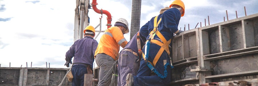 Baustelle mit vier Bauarbeitern. Foto: Nickbar, Pixabay.