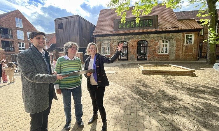 Foto: Hansestadt Lüneburg. Von links: Projektleiter Justus Albrecht vom Architekturbüro Oldenburg.Plesse.Partner.mbB, Schulleiterin Tanja Staats und Maja Lucht, Leiterin der städtischen Gebäudewirtschaft, bei der Begehung des frisch sanierten Gebäudeteils.
