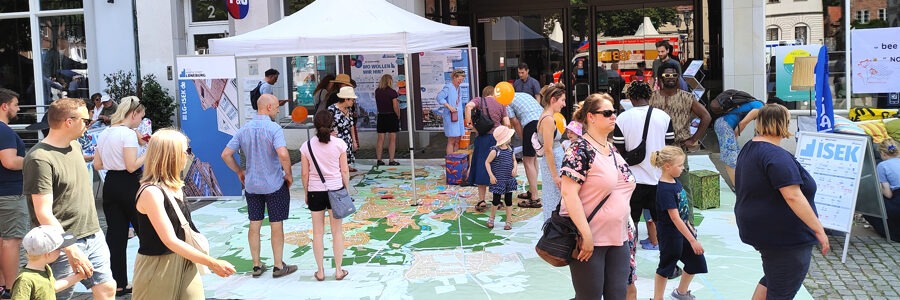 Foto: Hansestadt Lüneburg. Infostand zum Stadtentwicklungskonzept ISEK im Sommer 2023.