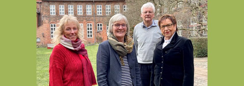 Lüneburg ist Naturpark: Hilke Feddersen, Geschäftsführerin des Naturparks (2. von links) begrüßte jetzt Rettmers Ortsvorsteherin Carmen Maria Bendorf (links), Häcklingens Ortsvorsteher Wolfgang Güth und Oedemes Ortsbürgermeisterin Christel John im Lüneburger Rathaus. Foto: Hansestadt Lüneburg.