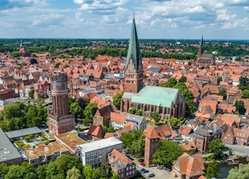Luftbild mit Wasserturm und Johanniskirche. Foto: Hansestadt Lüneburg.