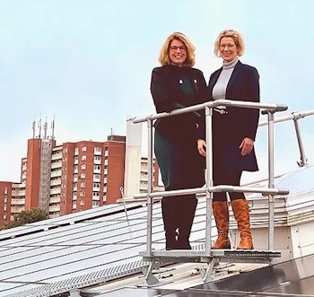 Oberbürgermeisterin Claudia Kalisch und Maja Lucht, Leiterin des Fachbereichs Gebäudewirtschaft, besichtigten im Februar neu installierte PV-Anlagen. Foto: Hansestadt Lüneburg