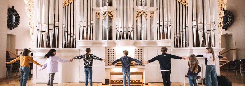 Kinder vor einer Orgel: Orgelentdecker-Tage. Foto: Anna Kristina Bauer.