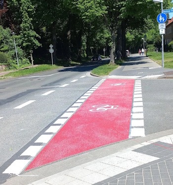 Rote Markierung für Radfahrende an der Soltauer Straße. Foto: Hansestadt Lüneburg,