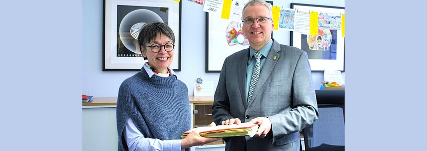 Wieder im Dienst: Landrat Jens Böther mit Vertreterin Yvonne Hobro am 19.02.2024. Foto: Landkreis Lüneburg.
