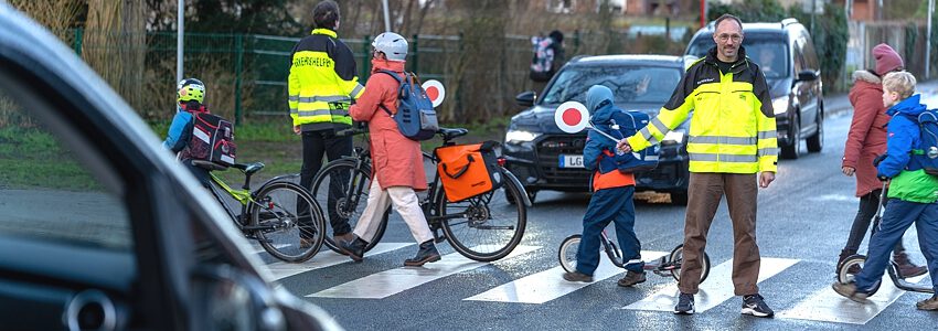 Schulleiter Hendrik Garbers und Florian Heuer als Schulweglotsen. Grundschule im Roten Felde, 23. Februar 2024. Foto: Martin Schwanitz, Verkehrswacht Lüneburg.