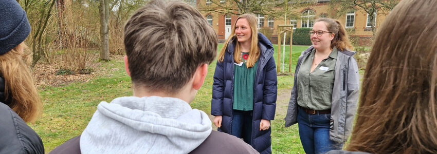 Foto: PKL, M.Gaedicke. Von links: Charlotte Reich und Saskia Bühring führten die Schülerinnen und Schüler des 8. Jahrgangs des Johanneums über das PKL-Gelände.
