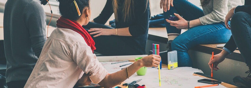 Junge Menschen, Jugendliche, Arbeitsgruppe, Studierende. Foto: StockSnap, Pixabay.