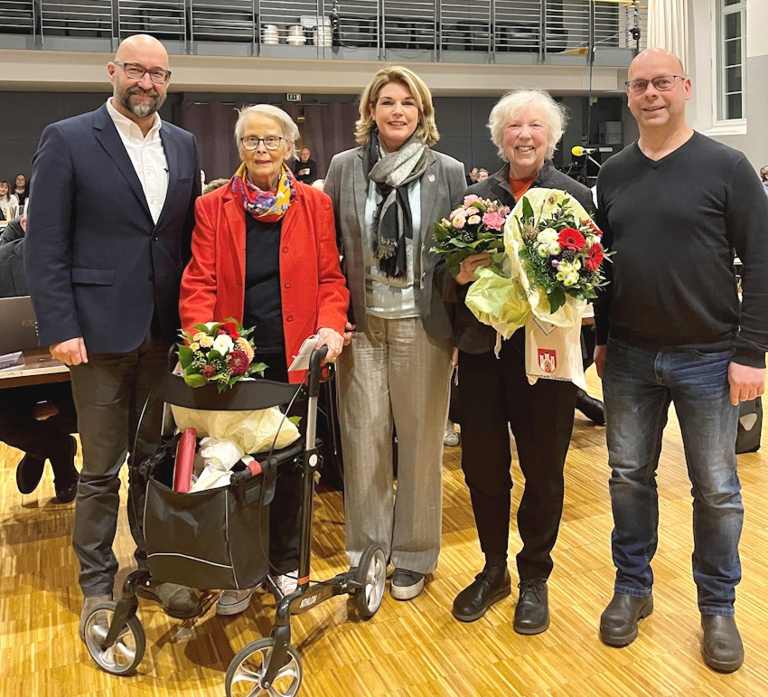 Foto: Hansestadt Lüneburg. Staffelübergabe im Vorstand der Lüneburger Bürgerstiftung im Februar 2025: Auf Hella Siedenburg (zweite von links) und Elke Frost (zweite von rechts) folgen Ulf Reinhardt (rechts) und Frank Dalock (links).