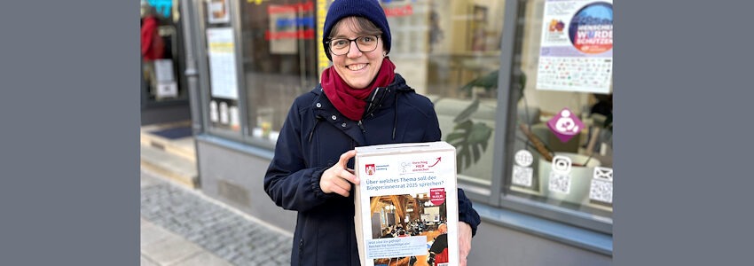 Eva Kern, Koordinatorin des Bürger:innenrats, vor dem Dialograum Innenstadt. Foto: Hansestadt Lüneburg.