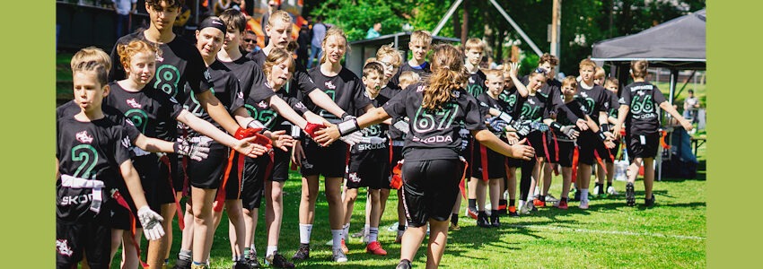 Foto: @katzenkraftwerk.de. Die Junior Flag-Mannschaft der Lüneburg Razorbacks feuert sich nochmal gegenseitig vor dem Spiel an.