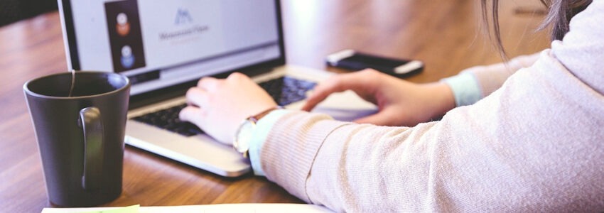 Frau am Laptop. Foto: StartupStockPhotos, Pixabay.