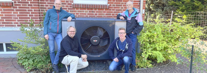 Foto: Solarbotschafter Lüneburg. Das Foto zeigt vier der sechs Lüneburger Solarbotschafter vor einer Wärmepumpe in Lüneburg. Aufgrund des großen Interesses gibt es jetzt auch Wärmepumpen-Partys. Von links: Bernhard Seitz, Sven Viehweger, Stephan Wisotzky und Karsten Riggert.