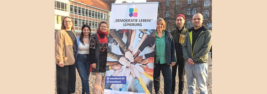 Team der Koordinierungsstelle Teilhabe und Antidiskriminierung im Gleichstellungsbüro gemeinsam mit den Verantwortlichen der Koordinierungs- und Fachstelle „Demokratie leben!“. Foto: Hansestadt Lüneburg.
