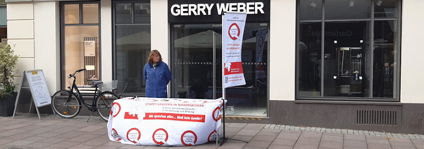 Stand der Initiative "Stoppt Gendern in Niedersachsen" in der Bäckerstraße in Lüneburg. Foto: Lüne-Blog, September 2024.