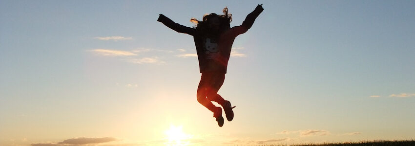 Ein Luftsprung zeigt Freude, Sport und Glück. Foto: Shad0wfall, Pixabay.