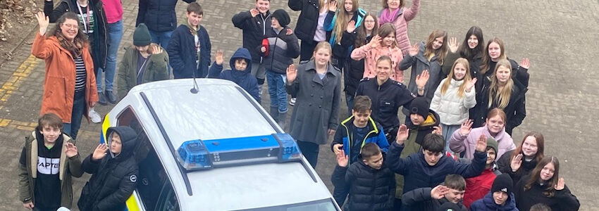 Foto: Polizeiinspektion Lüneburg. Jungen und Mädchen aus dem 6. Jahrgang der Oberschule Bad Bodenteich bei der Teilnahme am Programm "Wir sind stark" im Februar 2025.