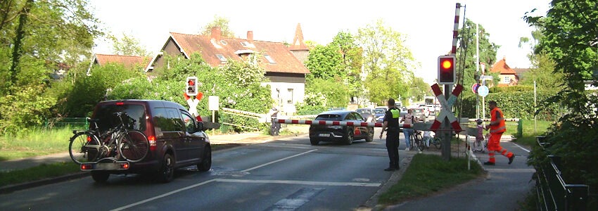 Bahnübergang Erbstorfer Landstraße zwischen Lüne und Moorfeld. Zur Zeit regeln Polizeibeamte den Verkehr. Wegen dringender Gleisarbeiten ist hier vom 12.-18. Mai 2025 voll gesperrt. Es wird dringend gebeten, die Baustelle über die Ostumgehung zu umfahren. Denn die Bleckeder Landstraße ist bereits überlastet.