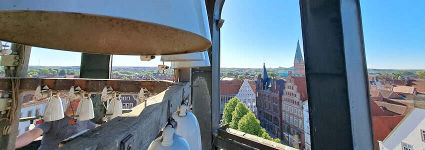 Glockenspiel im Lüneburger Rathaus mit Blick auf den Marktplatz. Foto: Hansestadt Lüneburg.